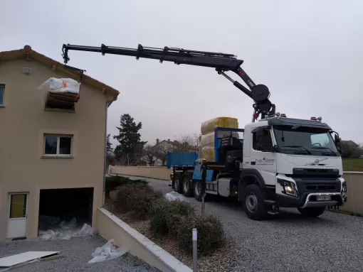 Livraison et manutention chez un particulier sur la ôte Roannaise, Renaison, PLASSE ENERGIES