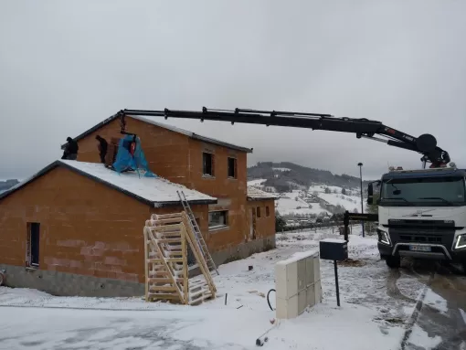 Livraison de tuiles avec point P Roanne, Renaison, PLASSE ENERGIES